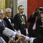 Luis Navajas -en la imagen saluda a Carlos Lesmes- será quien tenga que informar sobre todas las acciones dirigidas contra el Gobierno por la gestión del covid