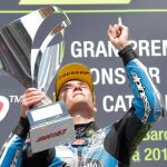 Jorge Navarro dedica su trofeo a Luis Salom fallecido el viernes en el ciurcuito