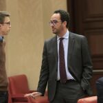 Los portavoces en el Congreso de Podemos, Íñigo Errejón (i), y del PSOE, Antonio Hernando (c), conversan junto al líder socialista, Pedro Sánchez