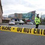 Policías permanecen cerca del estadio Manchester Arena tras las dos explosiones