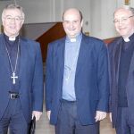El presidente de la Comisión Episcopal de Pastoral, Sebastià Taltavull (I), el director del Secretariado de la Comisión Episcopal, Juan Luis Martín Barrios, y el obispo Auxiliar de Buenos Aires, Enrique Eguía (C), presentan las jornadas