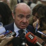 El ministro de Economía, Luis de Guindos, en declaraciones a los medios de comunicación en el Congreso de los Diputados