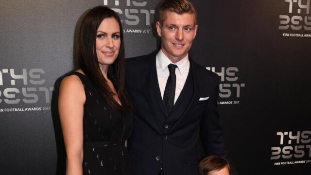 El centrocampista alemán del Real Madrid Toni Kroos posa con su pareja Jessica Farber y su hijo Leon Kroos