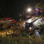 Bomberos y servicios de emergencia junto al autobús siniestrado/Ap