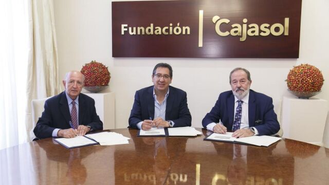 Jesús Mejías, presidente de ONG África Arco Iris, Antonio Pulido, presidente de la Fundación Cajasol, y Alfonso Carmona, presidente del Instituto Hispalense de Pediatría, en la firma del convenio