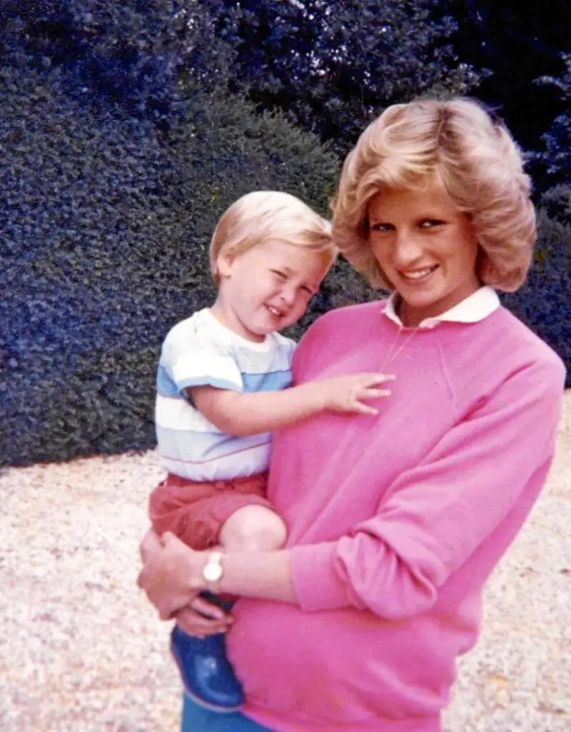 Lady Di junto a Guillermo y embarazada de Enrique