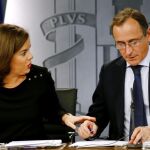 La vicepresidenta del Gobierno español, Soraya Sáenz de Santamaría, y el ministro de Sanidad, Alfonso Alonso