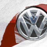 La insignia de un Golf, vista a través del envoltorio de un coche en un concesionario, en Reino Unido