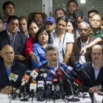 El diputado venezolano Henry Ramos Allup (c), acompañado por el secretario general de la Mesa de Unidad Democrática (MUD), Jesús Torrealba (i), y por el diputado Julio Borges (d), habla con la prensa tras ser elegido