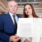 El senador Dionisio García con la petición de Tamara Suju, del Instituto de estudios latinoamericanos Casla, ayer