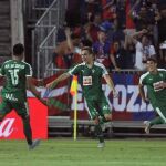 El centrocampista argentino del Eibar Gonzalo Escalante (c) celebra el gol que acaba de marcar, el segundo de su equipo ante el Eibar