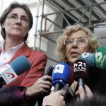 La alcaldesa de Madrid, Manuela Carmena (d), junto a Marta Higueras, primera teniente de alcalde y concejala de Equidad, Derechos Sociales y Empleo.