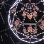 La concejala de Cultura y Turismo, Ana Redondo, se refleja en uno de los caleidoscopios