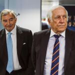 El presidente del Círculo de Empresarios, Javier Vega de Seoane (i), junto al alto comisionado del Gobierno para la Marca España, Carlos Espinosa de los Monteros.