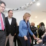 Alicia García conversa con una usuaria del centro junto a Juan Martínez Majo y el alcalde Juan Carlos Martínez