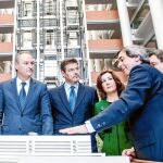 David Sevilla muestra una maqueta de la Ciudad de la Justicia, en su décimo aniversario, al ministro Catalá