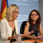 La vicepresidenta del Consell, Mónica Oltra (dcha.), junto a Gabriela Bravo, ayer en la presentación de la «Llei de Mediació»