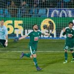 El delantero del Eibar Borja Bastón (c) celebra tras marcar ante el Getafe, durante el partido