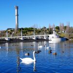 Cuenta con numerosas zonas de recreo y esparcimiento. Sobre estas líneas, la fuente de la avenida de Colmenar Viejo y el lago del Parque Central