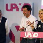 La diputada y exdirigente de UPyD Rosa Díez interviene en el mitin de cierre de campaña en Madrid junto al candidato a la Presidencia del Gobierno, Andrés Herzog, y Fernando Savater