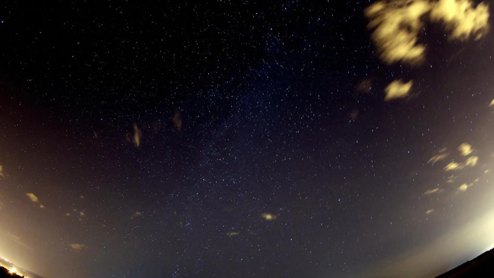 Vista desde Madrid de la más popular lluvia de estrellas del verano, los meteoros de las Perseidas, conocidas como «las lágrimas de San Lorenzo»