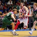 El jugador del Estrella Roja, Stefan Jovic (c) en una acción del partido entre los jugadores del Unicaja, Alberto Diaz (d) y Mindaugas Kuzminskas (i)