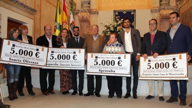 El torero Miguel Ángel Perera junto a los miembros de las cuatro asociaciones a las que ha donado el premio