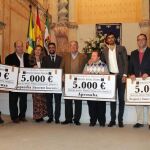 El torero Miguel Ángel Perera junto a los miembros de las cuatro asociaciones a las que ha donado el premio