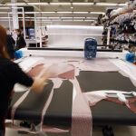 Una trabajadora en una fábrica de una conocida marca de ropa española