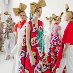Los estampados en colores vivos y los lazos de rafia destacaron en el desfile primavera-verano 2018 de Delpozo