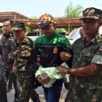 El español Artur Segarra (c), mientras es escoltado por varios soldados tailandeses en la provincia de Sa Kaew (Tailandia)