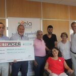 Entrega del cheque a la Asociación ELA Andalucía