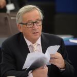 El presidente de la Comisión Europea, Jean-Claude Juncker, asiste a una sesión en el Parlamento Europeo en Estrasburgo /Efe