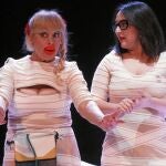 Román, a la izquierda, junto a Pepa Rus en la comedia