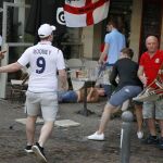 Una terraza en Lille fue el escenario de los primeros enfrentamientos en la ciudad entre hinchas rusos e ingleses