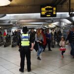 Un agente custodia una estación de metro en Londres