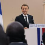 El presidente francés, Emmanuel Macron, pronuncia su discurso durante una ceremonia de obtención de la ciudadanía francesa en Orleans