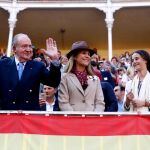 Don Juan Carlos, Doña Elena y Victoria Federica comparten risas en una corrida de la Feria de San Isidro