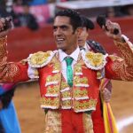 Ignacio Garibay pasea los dos trofeos cosechados anoche en La México