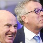 LUG02 TALLIN (ESTONIA) 15/09/2017.- El ministro de Economía español, Luis de Guindos (i), habla con el ministro de Finanzas luxemburgués, Pierre Gramegna (d), durante una reunión de ministros de Economía y Finanzas de la eurozona (Eurogrupo) en Tallin, Estonia, hoy, 15 de septiembre de 2017. Los ministros de Economía y Finanzas de la eurozona se mostraron hoy favorables a ampliar el área de la moneda única, pero defendieron que este será un proceso gradual y con condiciones en el que no se puede forzar a los países, según dijeron varios al llegar a la reunión que celebran hoy en Tallin. EFE/Valda Kalnina