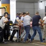 Miembros de los servicios de emergencias trasladan al varón herido al centro médico Shaare Zedek de Jerusalén