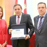 El consejero de Sanidad, Antonio María Sáez Aguado, recibe uno de los premios «Best in Class», junto a los organizadores de los galardones