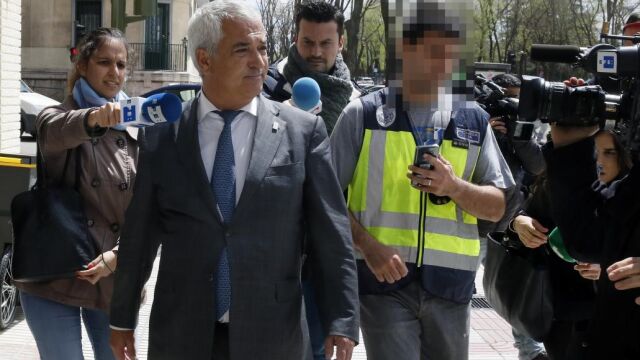 El presidente de Ausbanc, Luis Pineda, durante el registro de la sede