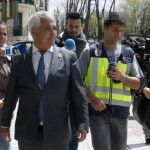 El presidente de Ausbanc, Luis Pineda, durante el registro de la sede