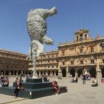 El «Gran Elefant dret», una asombrosa escultura de bronce de siete metros de altura