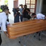 Operarios de la funeraria trasladan el féretro con el cuerpo sin vida del expresidente de Caja Madrid Miguel Blesa del Instituto Anatómico Forense de Córdoba hacia el tanatorio de Las Quemadas
