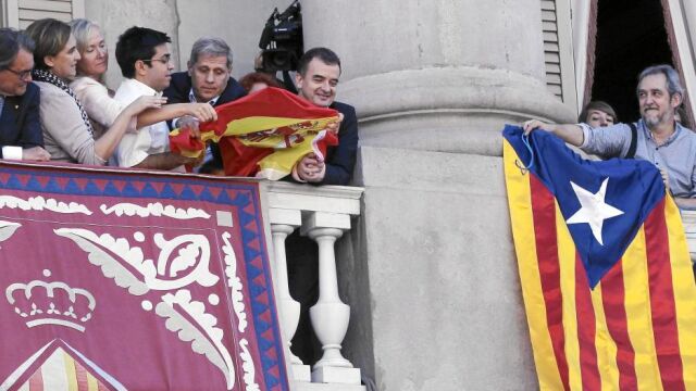 24 de septiembre de 2015. Durante las fiestas de la Mercè, el líder municipal de ERC, Alfred Bosch, colgó una estelada en el balcón del Ayuntamiento barcelonés. Ante esto, Alberto Fernández decidió desplegar la bandera española pese a la resistencia y los insultos de muchos miembros del Gobierno de Colau