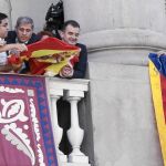 24 de septiembre de 2015. Durante las fiestas de la Mercè, el líder municipal de ERC, Alfred Bosch, colgó una estelada en el balcón del Ayuntamiento barcelonés. Ante esto, Alberto Fernández decidió desplegar la bandera española pese a la resistencia y los insultos de muchos miembros del Gobierno de Colau