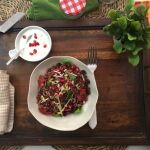 Arroz rojo en ensalada con yogurt, pipas y granada