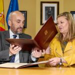 La consejera de Economía y Hacienda, Pilar del Olmo, suscribe el acuerdo con Fernando Santiago Ollero.
